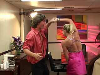 रंडी सेक्रेटरी को बेड पर जमकर चुदाई मिली