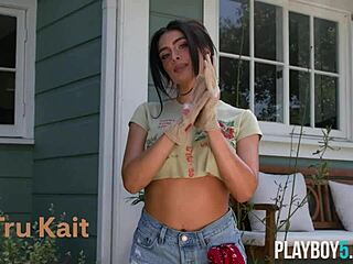 कर्वी लातीना खूबसूरत ट्रू कैट गार्डन वर्क नूड आउटडोर में कर रही है