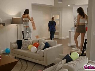 लुलु चू और इलेक्ट्रा रेन की अंतरंग लेस्बियन चुदाई