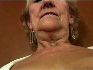 शरारती दादी सी-थ्रू टॉप और स्लिप में ताने मारती है!