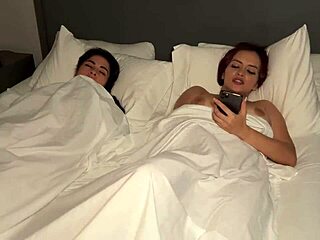 मेरी कोलंबियाई मिल्फ सौतेली माँ Angie Ortiz ने पापा के बिस्तर में मुझे चोदा