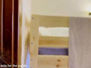 मैंने अपने स्कूलमेट को उसके कमरे में हिलाते हुए पाया, क्या सरप्राइज।