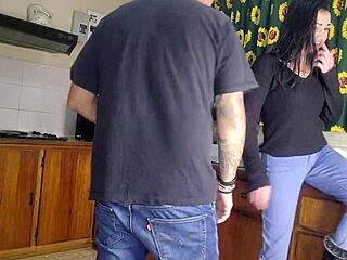 लातीना लवर के साथ हार्ड फक करती है, हसबैंड आने से पहले