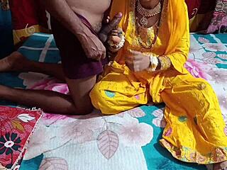 इंडियन ब्राइडल भाभी ने सौतेले भाई को जबरदस्त ब्लोजॉब दिया, बाथरूम में हिंदी में चुदाई!