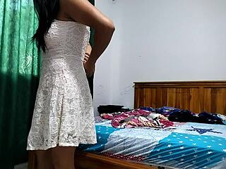 Sarita Kapde Badal Rahi Hai, Big Natural Tits Dikha Kar Chudwati Hai