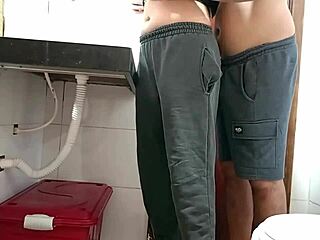 मेड बाथरूम में कैच हुई, क्या सरप्राइज!