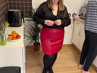 मेरे हसबैंड को मेरी स्टेपमॉम को किचन में जर्क करते हुए कैच किया गया.