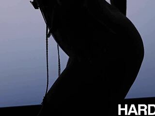 बस्टी जेनिफर व्हाइट की अस हार्ड पाउंड होती है