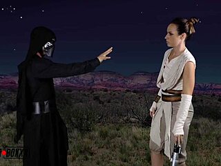 does rey get mesmerized by jaime vine in this cosplay tease?