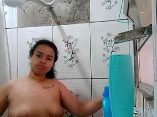 gostosa latina shows her wet pussy while bathing