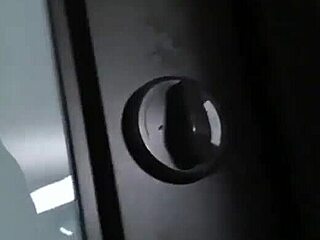 स्किनी ब्रूनेट एमेच्योर 18+ युवती को स्क्वर्ट सिखाती है ब्लोजॉब और कमशॉट से, इंटेंस इमोशन्स एचडी में