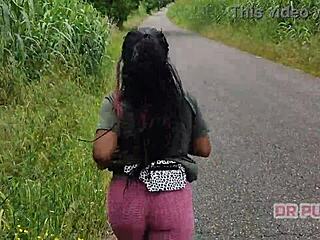 एबोनी कॉम ग्रैंडे राबो डी लेगिंग्स अ कोरेर सोज़िन्हा ना फ्लोरेस्टा