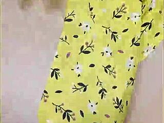 Does wifey flash tits in car?