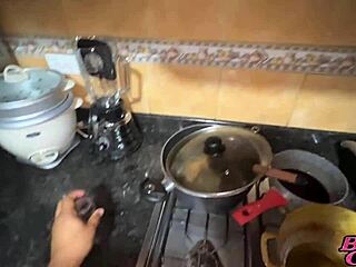 Mi madrastra rubia y yo conversamos en la cocina y terminamos cogiendo