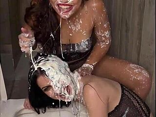 रफ थ्रोट फिस्टिंग मुझे और कैटलिन कट्सारोस को प्यूक से ढक देती है