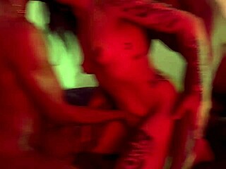 शादीशुदा सड़ी पत्नी ने पति के दोस्तों से डीपी मज़ा लिया