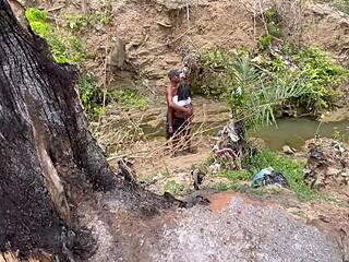 मोटी बेब को जंगल में वाइल्ड चुदाई का मज़ा