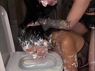 रफ थ्रोट फिस्टिंग मुझे और कैटलिन कट्सारोस को प्यूक से ढक देती है