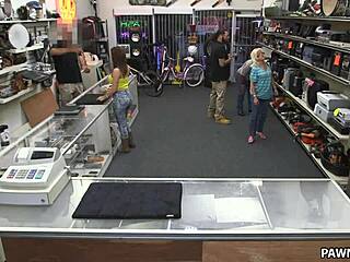 बड़े चुचे ब्रूनेट बेब पॉनशॉप टॉयलेट कैश चुदाई