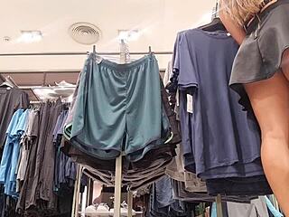 loira super gostosa fodendo o cuzinho no provador do shopping com brinquedos 😘