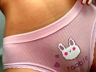 Complaciendo Mi Gran Vagina Rosa con un Dildo Bien Grande