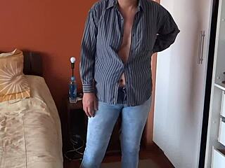 रियल हिडन कैमरा: खूबसूरत सौतेली माँ खुद को टच करती है