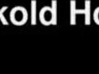 मरिदो कॉर्नो पत्नी के दुतों को प्लंबरों की रोलों से भरवाता है