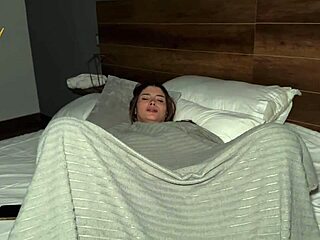 सौतेला भाई ने मुठ मारते स्पाई किया और चोद लिया - सलोमे गिल पार्ट 1