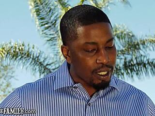 आउट ऑफ द फैमिली - बैड गर्ल जिया डेरजा अपनी स्टेपडैड के मॉन्स्टर कॉक से बाहर अपनी पस्सी डिस्ट्रॉय करती है