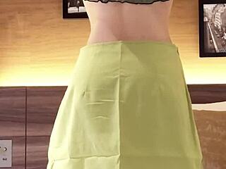 जापानी सुंदर लड़की नाभि दिखाने वाले आउटफिट में क्यूट महसूस करती