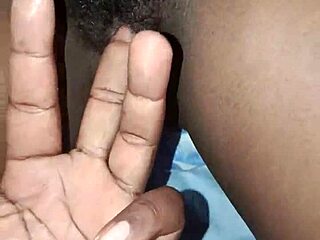 मेरी वाइफ अपनी बालों वाली गीली चूत को क्लोज अप दिखाती है