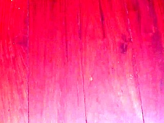 मैं देखता हूं नोविन्हा ग्रेविडा डिक पर बैठती है और उसकी पस्सी भरती है।