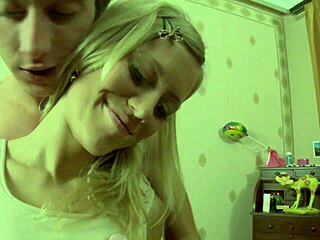 नोआ आर लायला टी को डॉगीस्टाइल पोजिशन में मजा देता है