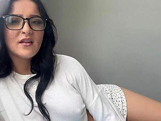 मैं स्टेप सिस्टर्स फ्रेंड को रोलप्ले में चोदता हूँ, वो मेरी लंड पर कम करती है