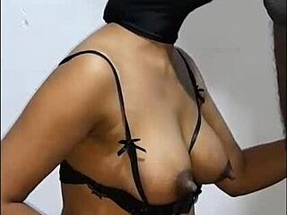 negrita flaca mamadora sacandole la leche a tremenda verga