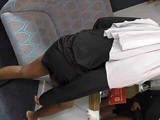 अफ्रीकी मुस्लिम पत्नी अफ्रोडिटा क्वेमे को क्रीमपाई मिलती है