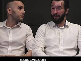 रोक्को क्लिनिक में यूनिफॉर्म पहने लेनिना क्राउन को राउल कोस्टा का मॉन्स्टर लंड इलाज