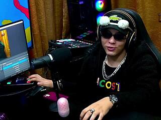 लैटिना डिडी रीस पॉडकास्ट पर चुचियां फ्लैश करती है।