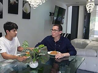 Main apni wife ko apne stepson ke liye chudta hoon.