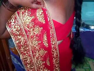 मैंने देसी ब्यूटी हाउसवाइफ सार्य को घर में कपड़े बदलते हुए देखा