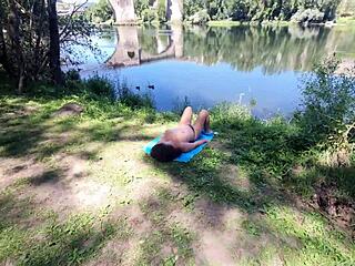 अजनबी ने बीच पर मिल्फ की भरी चूत मसाज की!