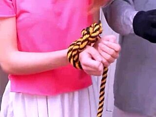 बौनीयुवु को अर्जेंटीना बेड पर जबरदस्ती इंटेंस चुदाई