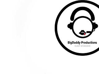 charline, la seductora, ¿por qué cedes ante tu vecino surfista en esta ducha al aire libre con mamada y vaquera?