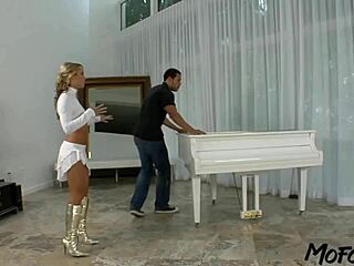 हॉर्नी एमेच्योर ने डीपथ्रोट ब्लोजॉब और रफ ऑर्गेज्म के बाद छोटे चुचों पर कम लिया