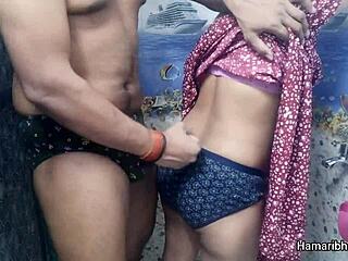 इंडियन देसी भाभी ने हॉर्नी पति को हैंडजॉब दिया, सेक्सी ब्लू पैंटी पर कमशॉट