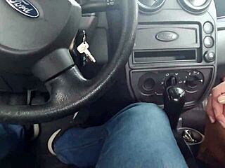 Estou fazendo uber e a mulher do meu vizinho pagou um boquete delicioso no carro pra mim