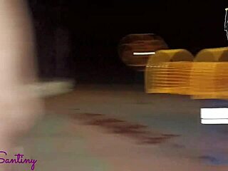 Safada de Goiânia bends over on all fours in the public square and then sucks on that enormous cock outdoors.