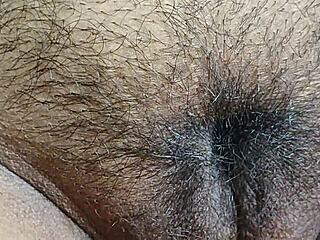 अरे वाह, देसी भाभी बालों वाली चूत साफ कर रही सावधानी से