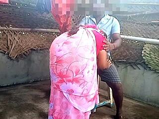 साड़ी वाली देसी आंटी की जवान लड़के से गर्म चुदाई