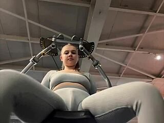 जिम में जोरदार मुठ मारते बड़ी गांड हिला रही 💦🏋️‍♀️